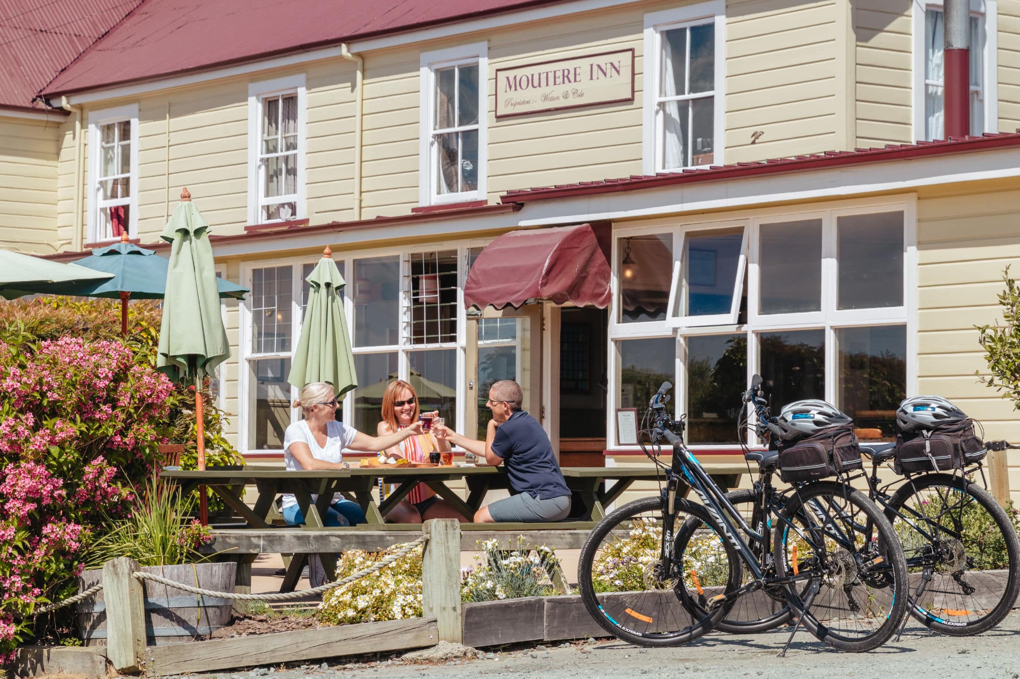 great taste trail | cycling to the Moutere Inn |